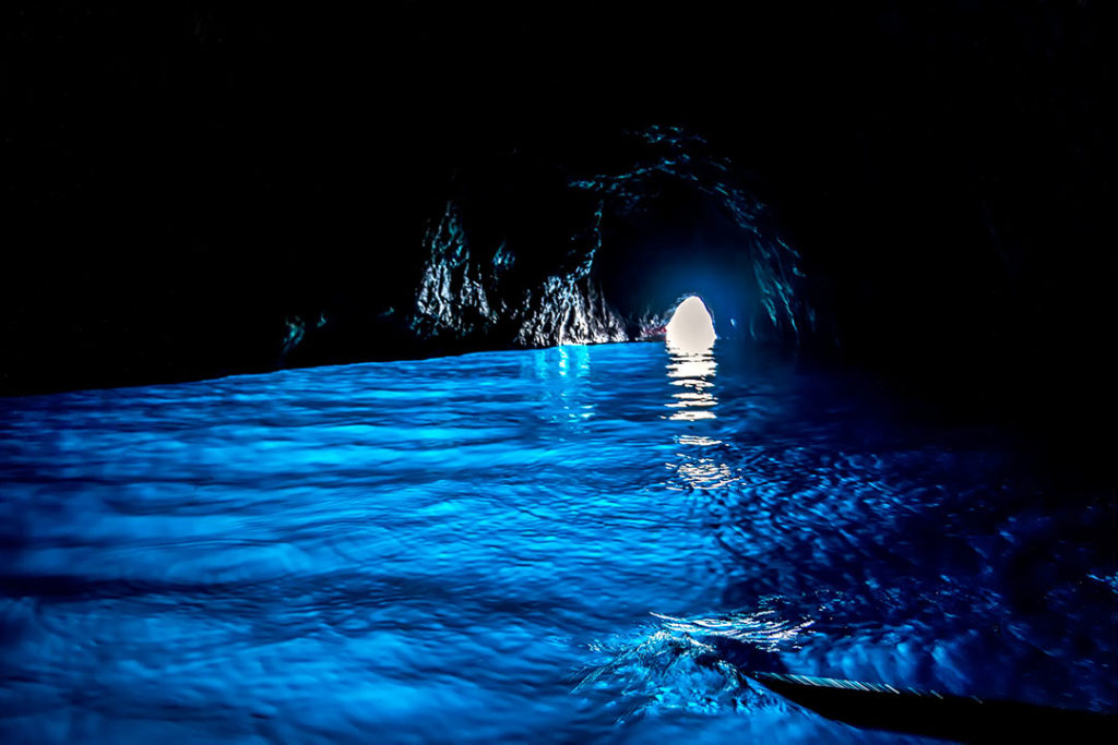 visita la grotta azzurra di Capri con il tour in barca di EasyTour