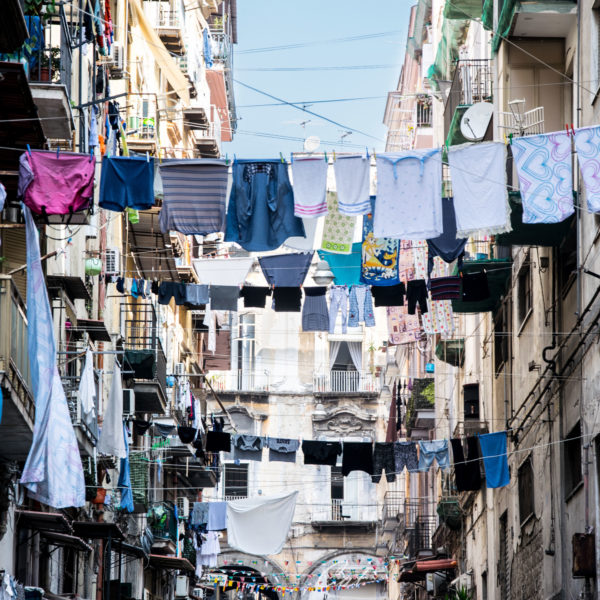 vedere Napoli passeggiando fra i vicoli e le piazze