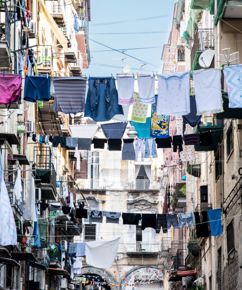 vedere Napoli passeggiando fra i vicoli e le piazze