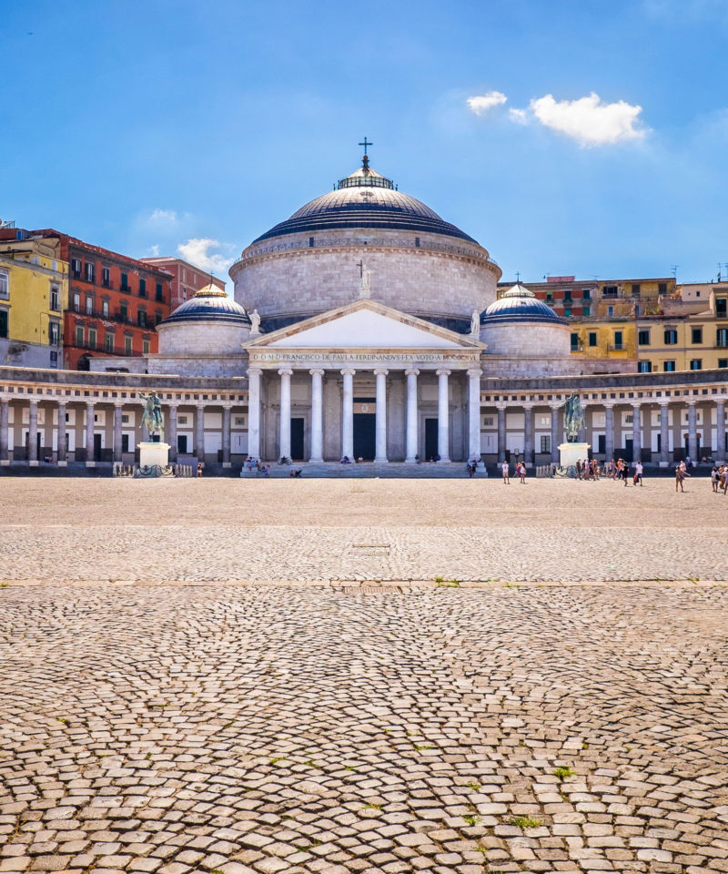 visita Napoli, il centro storico, Piazza del Plebiscito, il Vomero